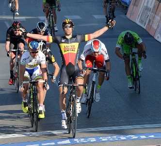 Tirreno-Adriatico, il belga Debusschere vince sul traguardo di Cascina