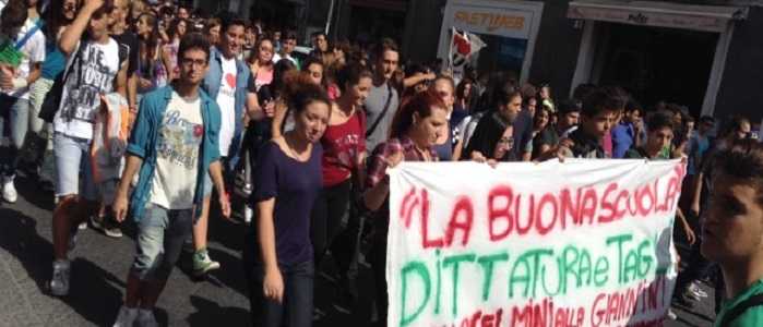 Scuola, domani, in tutta Italia, manifestazioni degli studenti contro "Buona Scuola" di Renzi