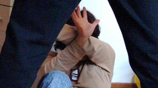 Napoli, violenta il figlio poi lo mette in vendita sul web offrendolo ai pedofili