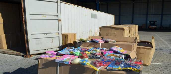 Contraffazione: 14.000 giocattoli sequestrati a Gioia Tauro
