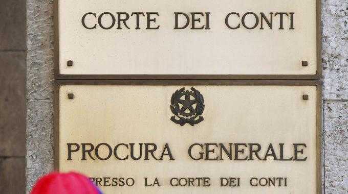 Corte Conti bacchetta Poste Italiane: «Rivedere stipendi dirigenti pubblici»