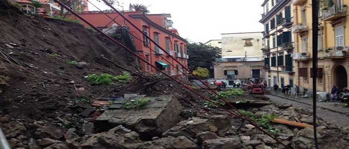 Maltempo a Napoli: enorme frana a Chiaia, 8 auto sepolte