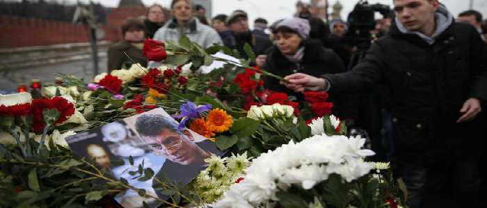 Funerali di Nemstov, accorrono in migliaia ma Putin è assente