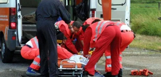 Brescia, grave incidente stradale: camion perde carico in galleria, due morti.