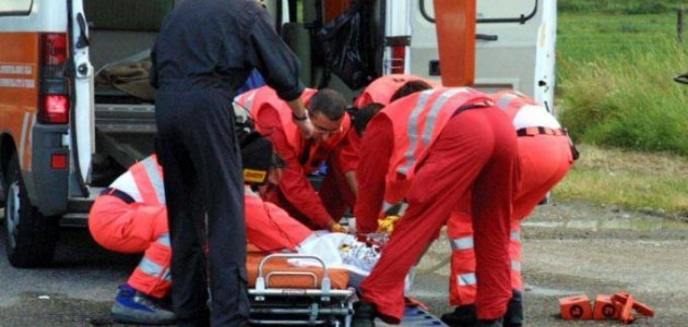 Brescia, grave incidente stradale: camion perde carico in galleria, due morti.