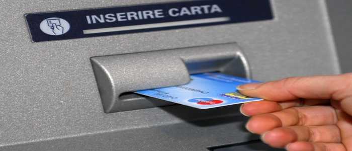 Reggio Emilia: donna sottrae il bancomat all'amica e preleva 950 euro. Denunciata