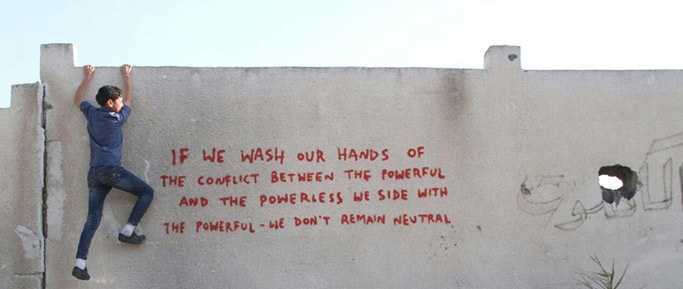 Immagini dal fronte, lo street artist Banksy colora Gaza