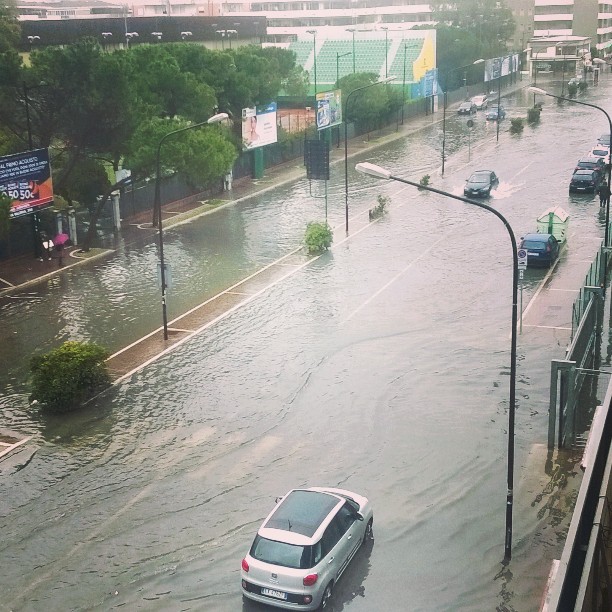 Abruzzo, allarme maltempo: esondato il fiume Pescara, frane nell'entroterra