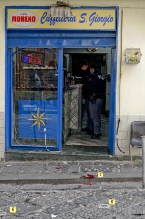 Napoli, ferito in un agguato il padre di Genny 'a carogna