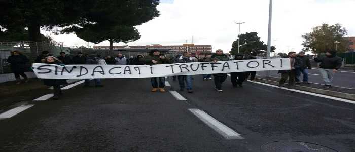 Roma, Fiumicino: protesta dei lavoratori Alitalia e Groundcare