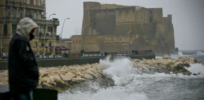 Maltempo, si allarga voragine nel quartiere Pianura a Napoli. Disagi anche in Sicilia