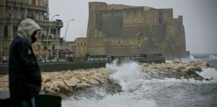 Maltempo, si allarga voragine nel quartiere Pianura a Napoli. Disagi anche in Sicilia