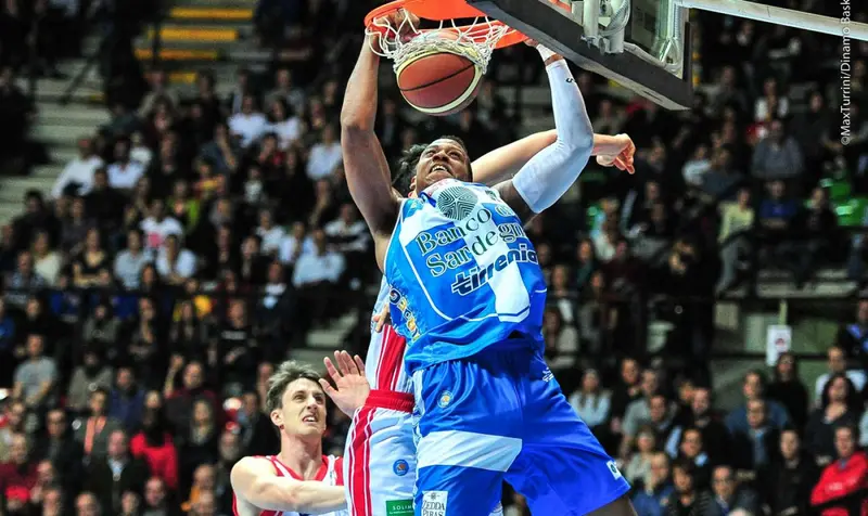 Basket, dopo aver battuto Reggio Emilia e Brindisi, Sassari e Milano si contendono la Coppa Italia
