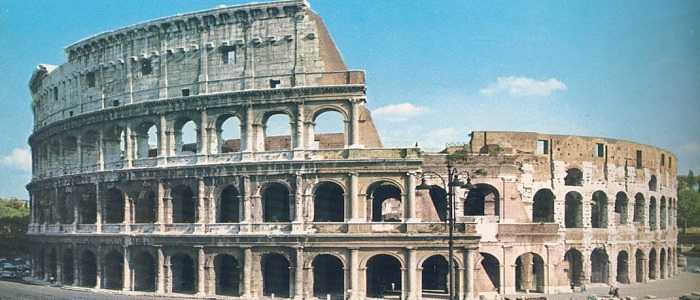Isis, nuove minacce rivolte a Roma tramite Twitter: bandiera nera sul Colosseo
