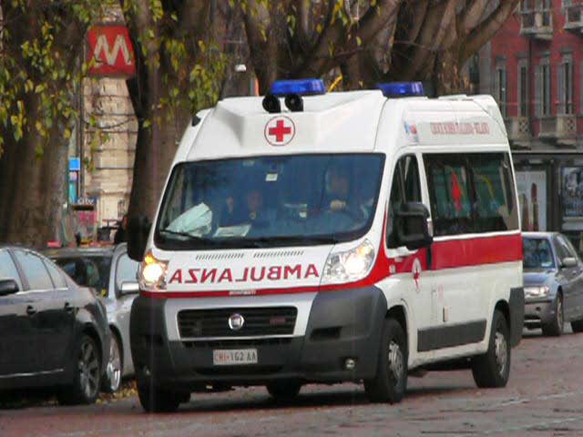 Non fa in tempo ad arrivare in ospedale: donna partorisce sul taxi