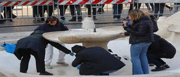 Roma: danni permanenti alla "Barcaccia", sei tifosi del Feyenoord arrestati