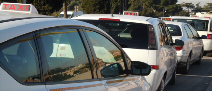 Tassisti genovesi in protesta contro Uber: bloccato il traffico nel centro