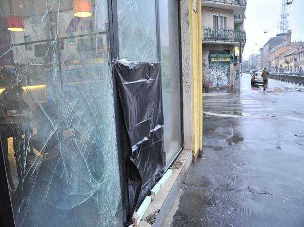 Bomba carta contro la vetrina di un bar: indaga la polizia