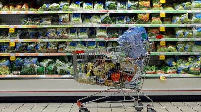 Pescara, arrestato gestore di un supermercato: vendeva cibi scaduti