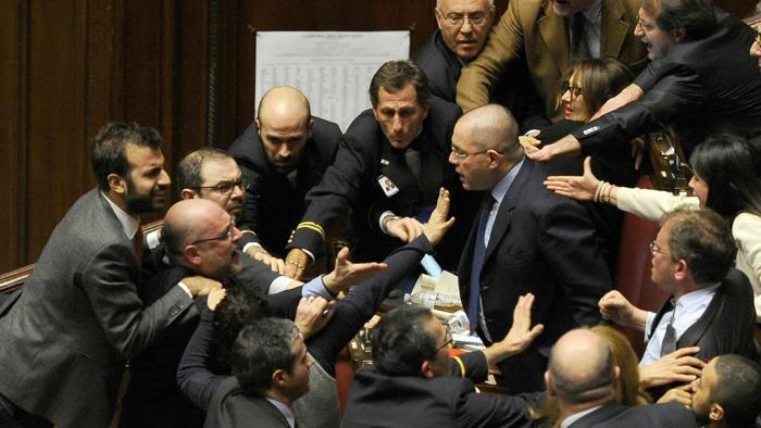 Riforme, sospesa la seduta fiume notturna: è rissa Pd-M5S