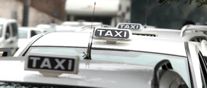Tassisti in corteo a Milano per protestare contro Uber