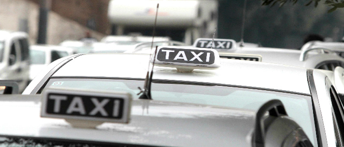 Tassisti in corteo a Milano per protestare contro Uber