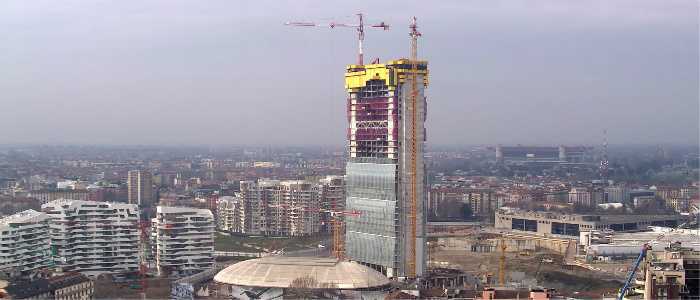 Milano, tre paracadutisti si lanciano da Torre Isozaki: ricercati dalla polizia