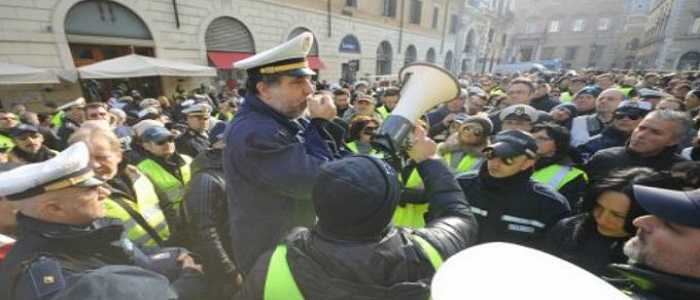 Roma, traffico in tilt per corteo vigili urbani