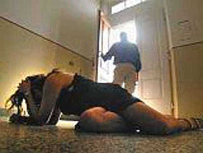 Aggredisce la moglie con scopa e coltello, arrestato a Napoli 40enne