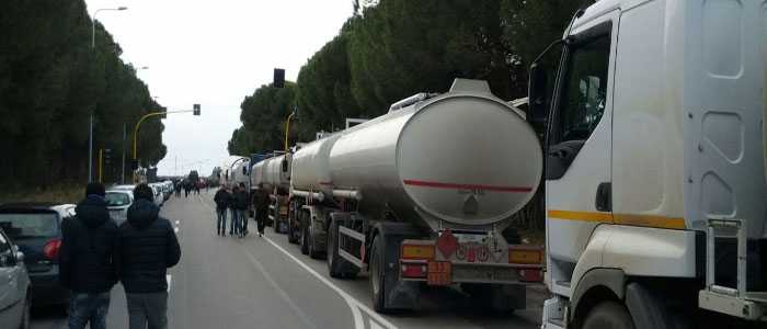 Taranto: esplode la protesta degli autotrasportatori Ilva
