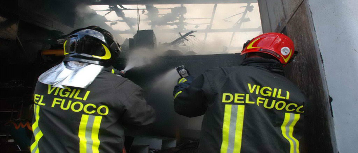 Incendio in una scuola della Magliana: fiamme alte quattro metri