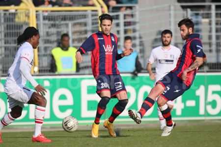 Calcio: il fanalino di coda Crotone riparte con i  nuovi acquisti