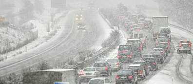 Maltempo, intensa nevicata sulla A1 Milano-Napoli: blocco temporaneo mezzi pesanti