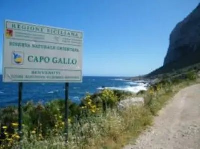 Palermo, donna trovata morta sugli scogli