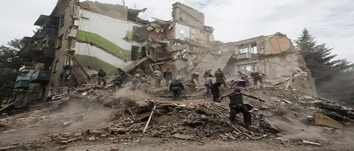 Ucraina: colpito un palazzo a Donetsk, diversi morti