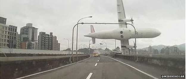 Taiwan: aereo precipita in un fiume. Almeno 23 morti - Con Video
