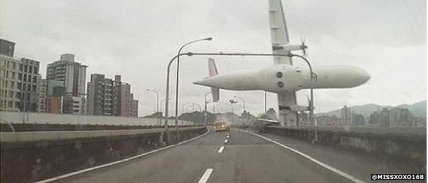 Taiwan: aereo precipita in un fiume. Almeno 23 morti - Con Video