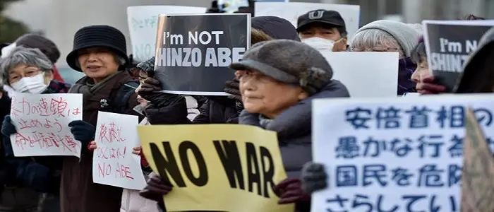 Tokyo: pacifisti in piazza contro il premier Abe dopo l'uccisione del reporter Kenji Goto