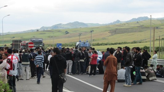 Calabria:  immigrati bloccano la SS 106 per un'ora