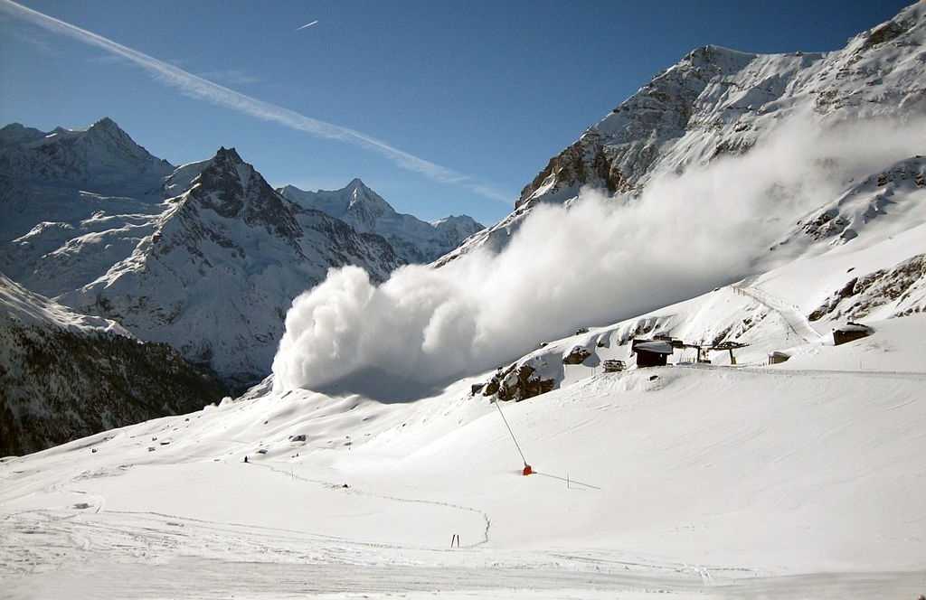 Alpi francesi, tre sciatori morti e tre dispersi per una valanga