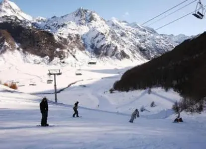 Valtellina, quattro sciatori travolti da una valanga, uno è gravissimo