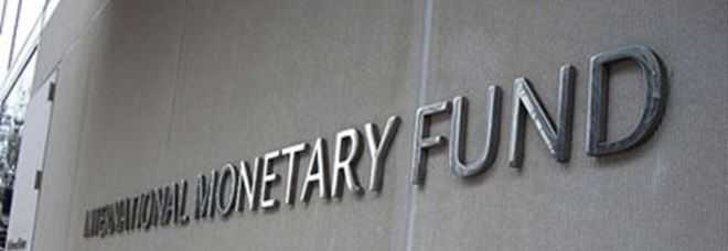 L'FMI riformula le stime, in calo per tutti i paesi, e spinge i governi ad allentare sull'austerità