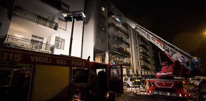Roma, esplosione in un palazzo: un morto e 14 feriti. Terrore tra gli inquilini