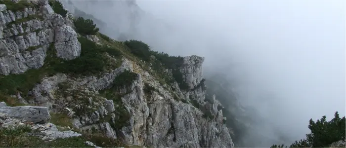 Esce di strada e precipita in un dirupo: morto 75enne