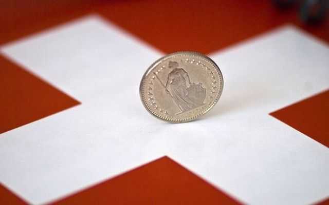 Svizzera, la BNS toglie il cambio fisso franco-euro. Affari alle frontiere ma Zurigo crolla