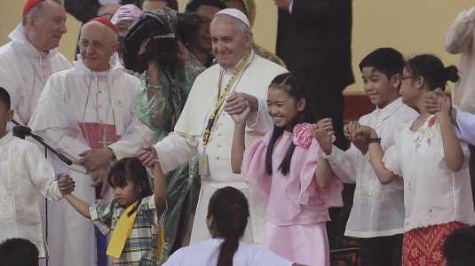 Papa Francesco ai giovani: "Non diventate un museo di ragazzi, siate saggi"