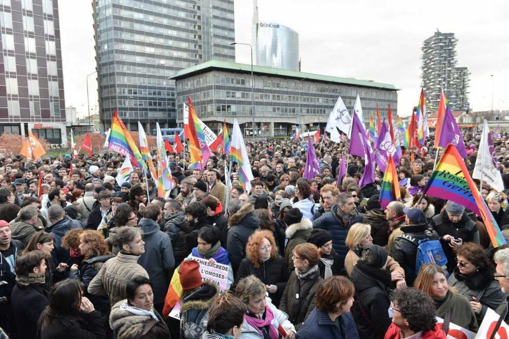 Omofobia, migliaia in piazza contro il convegno organizzato dalla Regione Lombardia