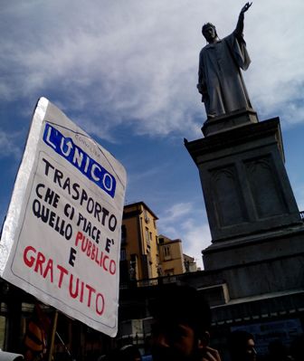 Flop per il flash mob organizzato a Napoli contro il caro biglietti