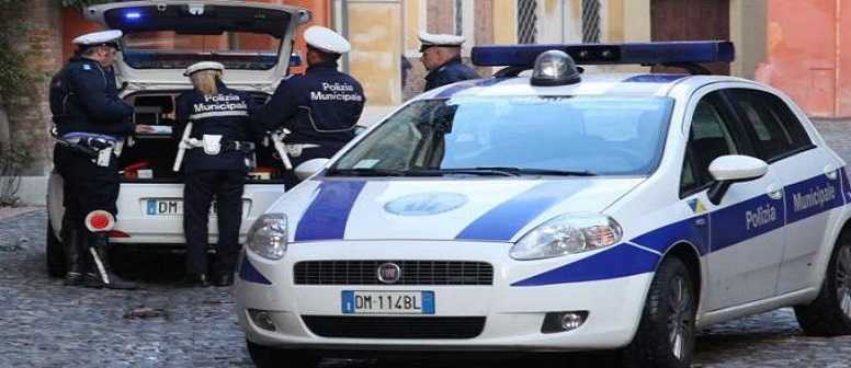 Modena, guida camion ubriaco: tampone auto e invade rotatoria
