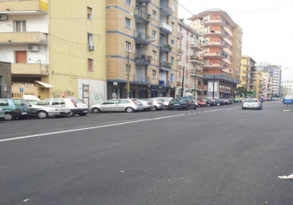 Napoli, compie un volo di 20 metri lanciandosi dal sesto piano: salvo